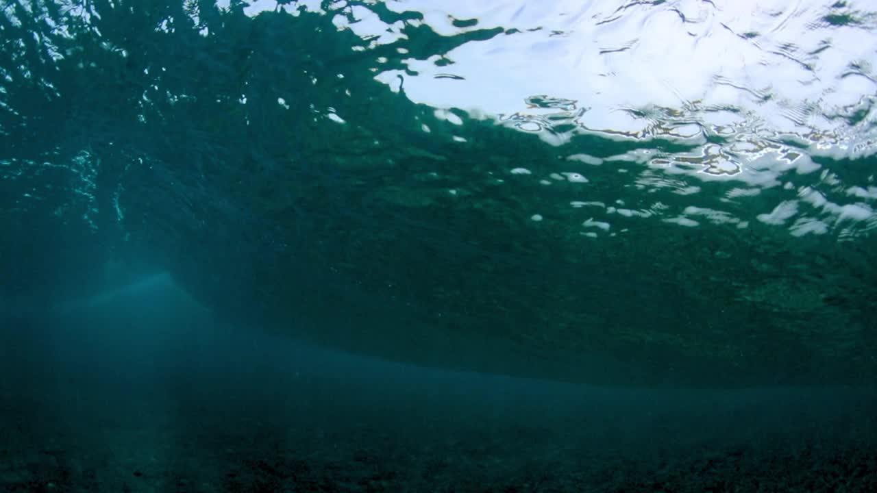 水下溅起浪花的慢镜头——马尔代夫的thulushoo视频素材