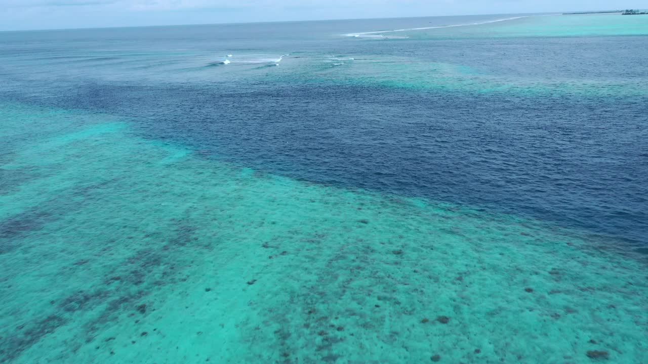 空中前进的美丽的海景海浪反对晴朗的天空- thulushoo，马尔代夫视频素材