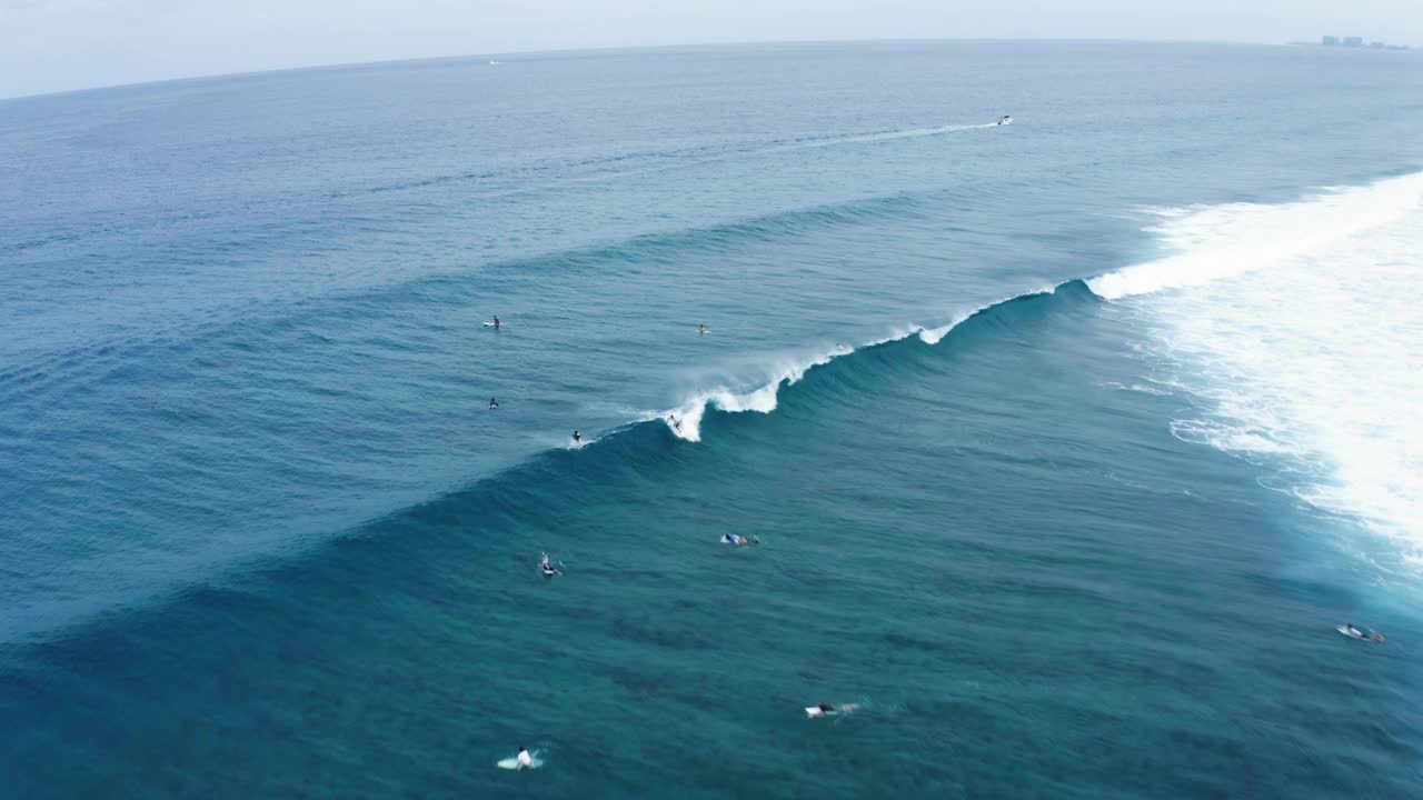 空中向后拍摄的冲浪者冲浪上的海浪在海洋- thulushoo，马尔代夫视频素材