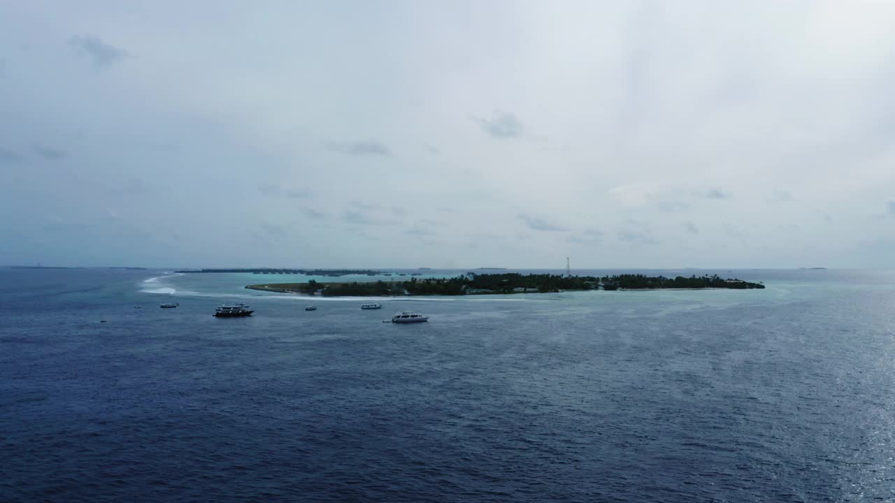 海上漂浮船只的空中下降前进镜头-马尔代夫thulushoo视频素材