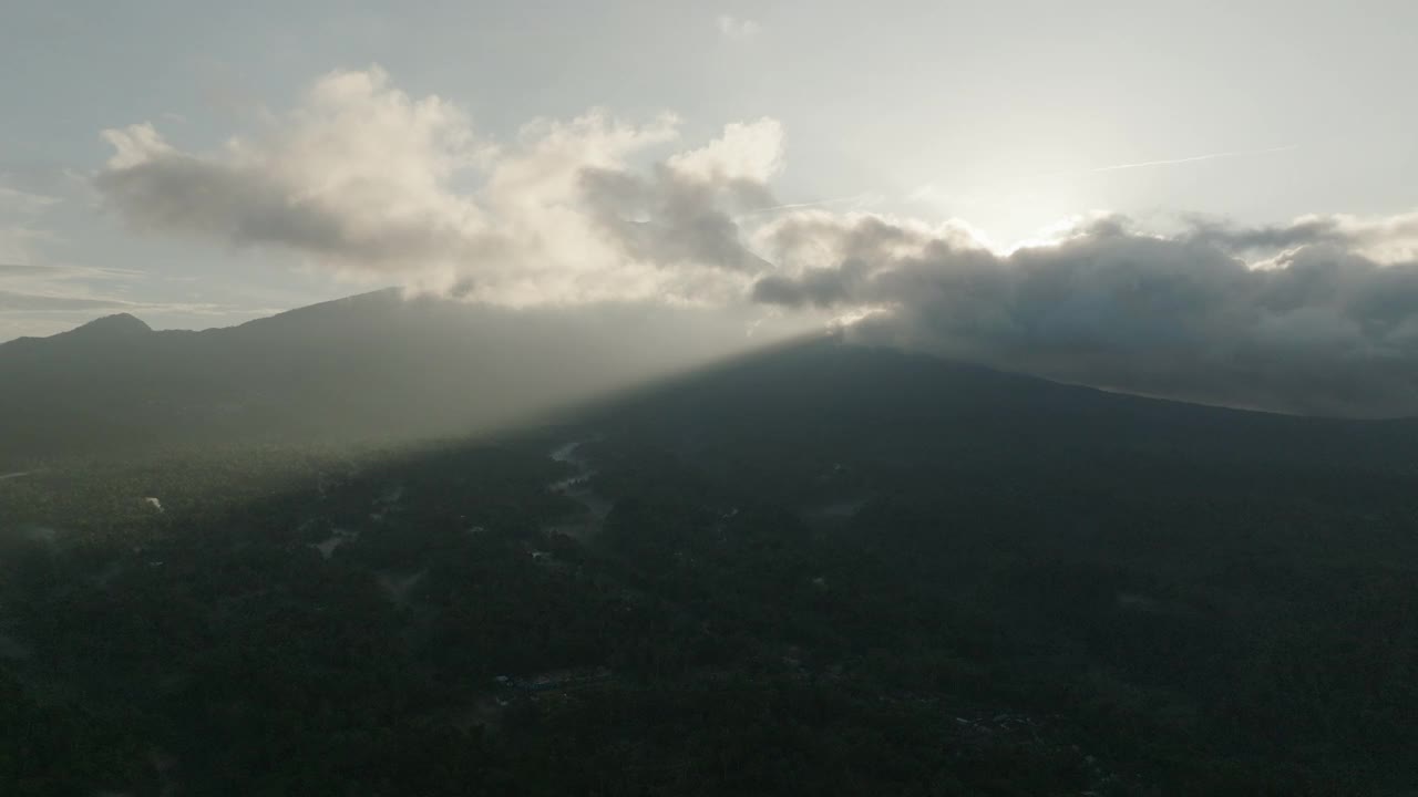 云下宁静山脉的空中风景，无人机在景观上向后飞行-巴厘岛，印度尼西亚视频素材