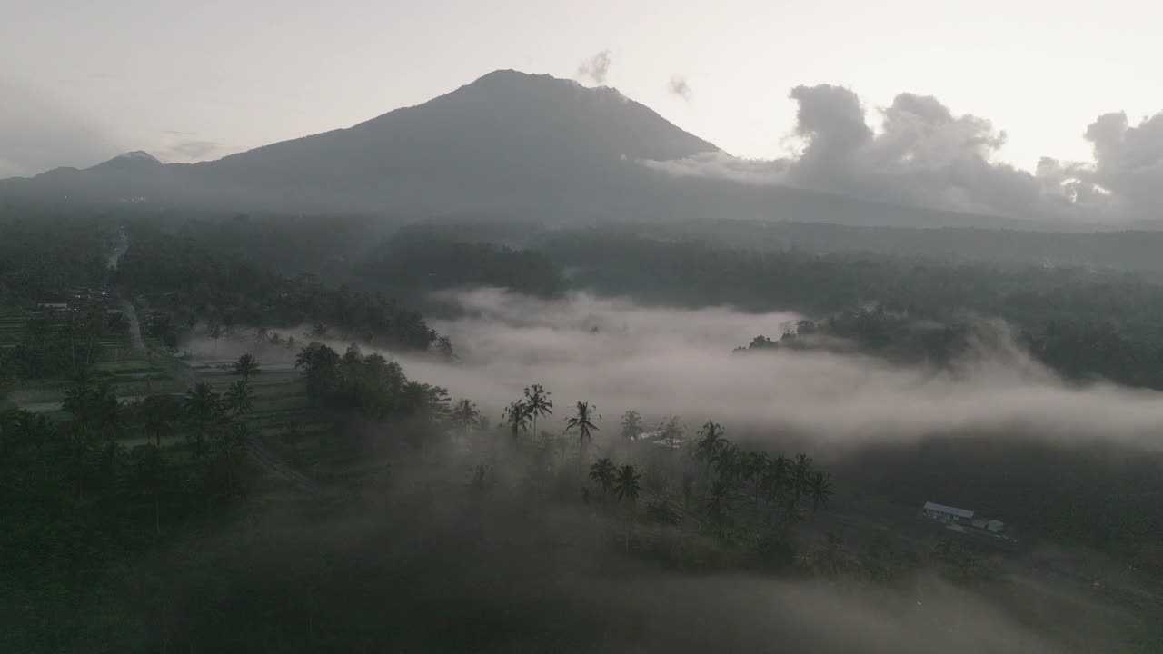 空中拍摄的云在山脉上方的耕地景观，无人机在早晨向前飞行-印度尼西亚巴厘岛视频素材