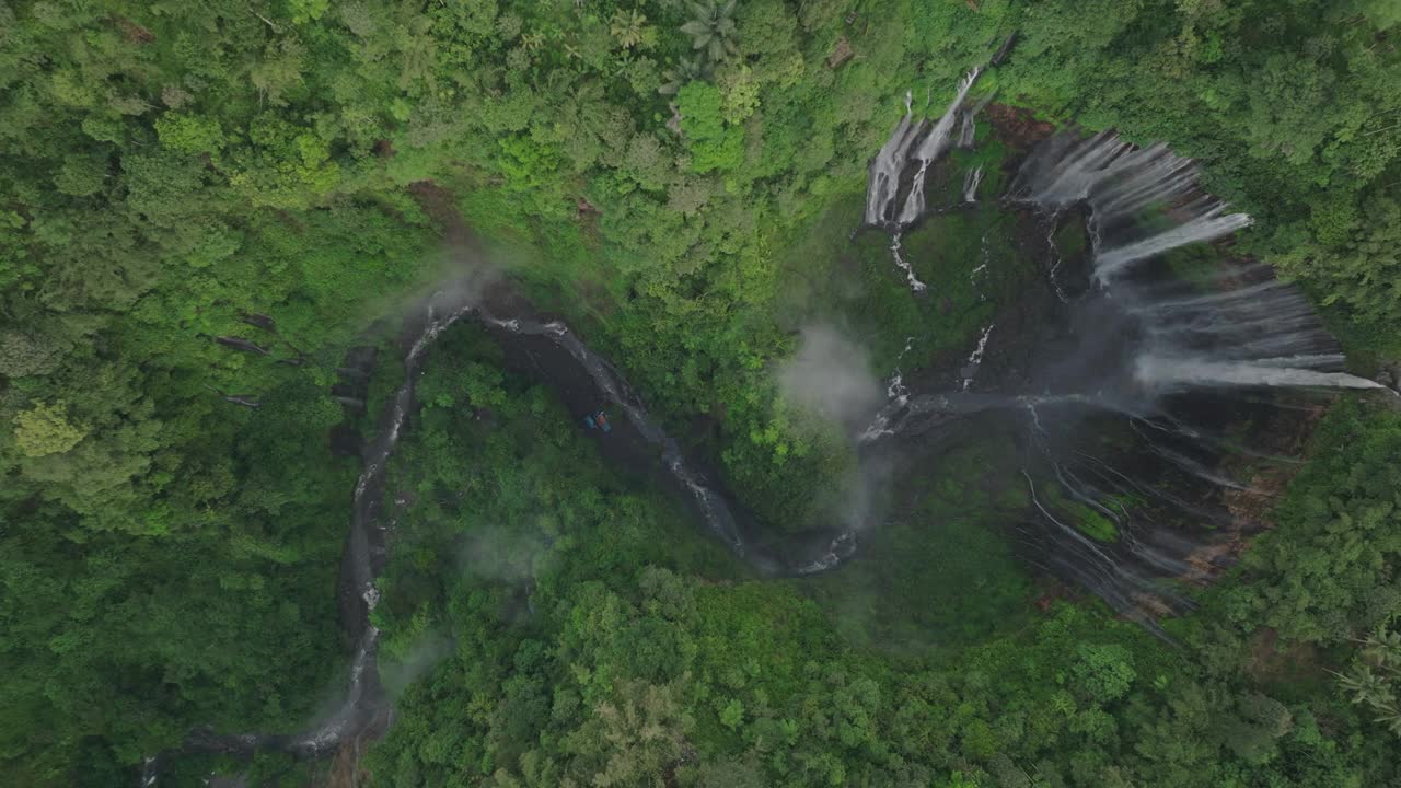 空中顶部平移拍摄的水在河流中流动的岩层，无人机飞过森林的绿色树木-爪哇，印度尼西亚视频素材