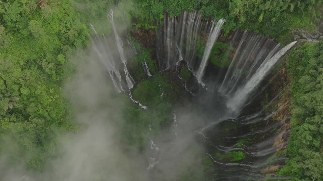 空中向前下降的景色的水在岩石上流动-爪哇，印度尼西亚视频素材