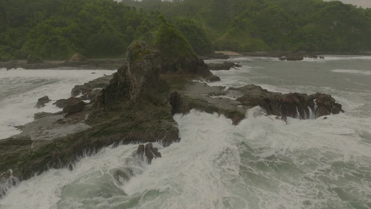 空中生长的植物在山上对云，无人机在海上向后飞行-爪哇，印度尼西亚视频素材