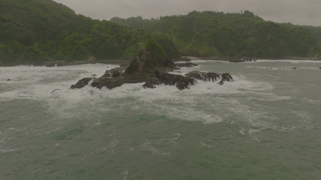 空中美丽的岩石对云的看法，无人机在海洋上向前飞行-爪哇，印度尼西亚视频素材