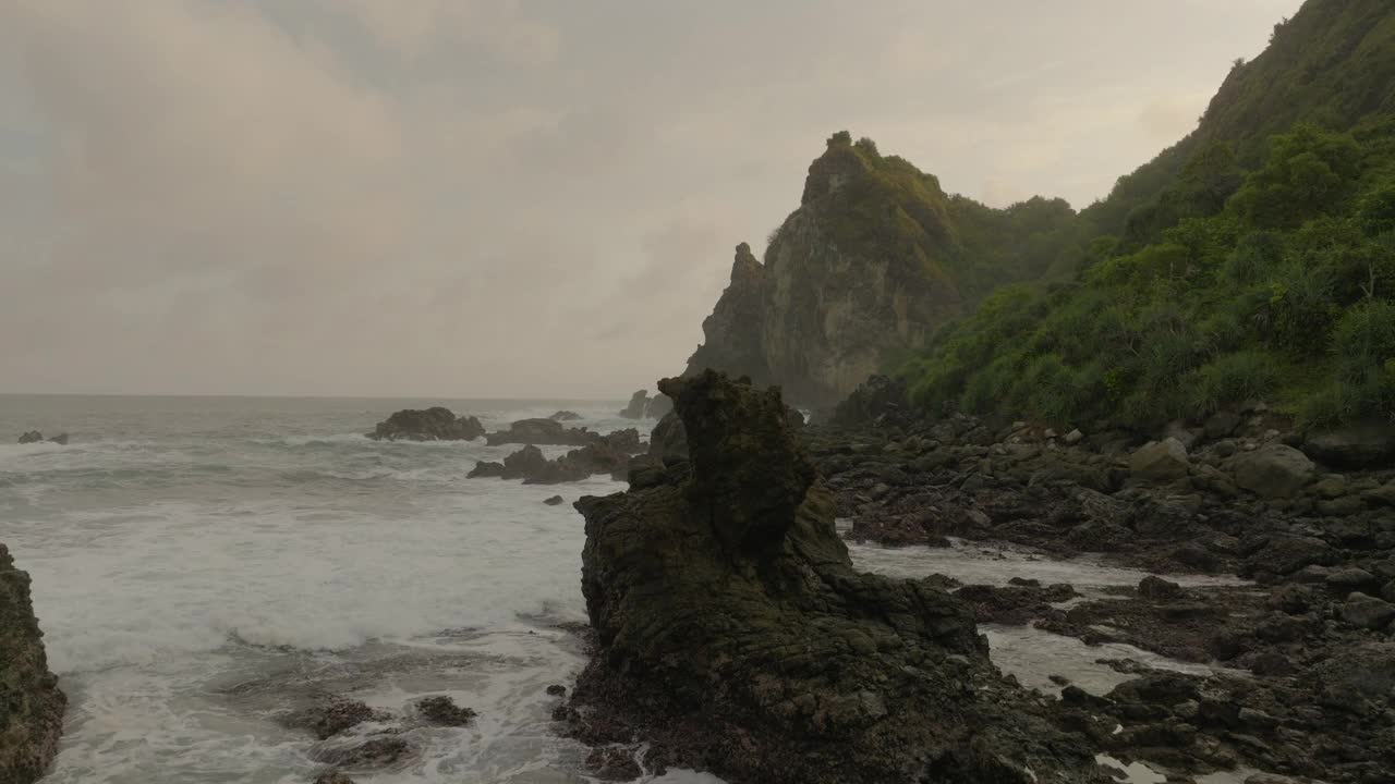 空中美丽的山对云的看法，无人机飞行向前在波浪的海洋-爪哇，印度尼西亚视频素材