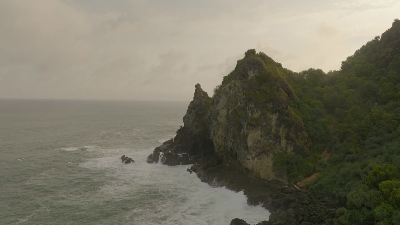 在日落期间，无人机飞过波浪般的海-爪哇，印度尼西亚视频素材