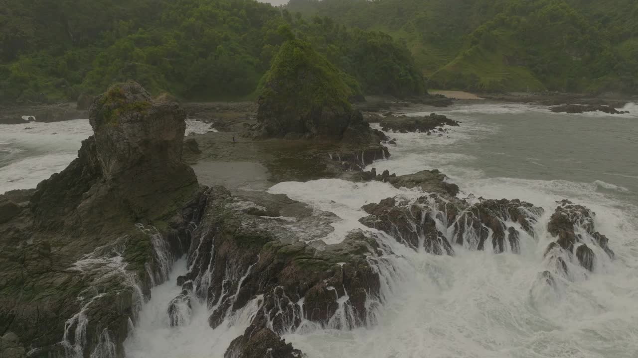 空中平移美丽的山对云的看法，无人机飞越海浪在海上-爪哇，印度尼西亚视频素材