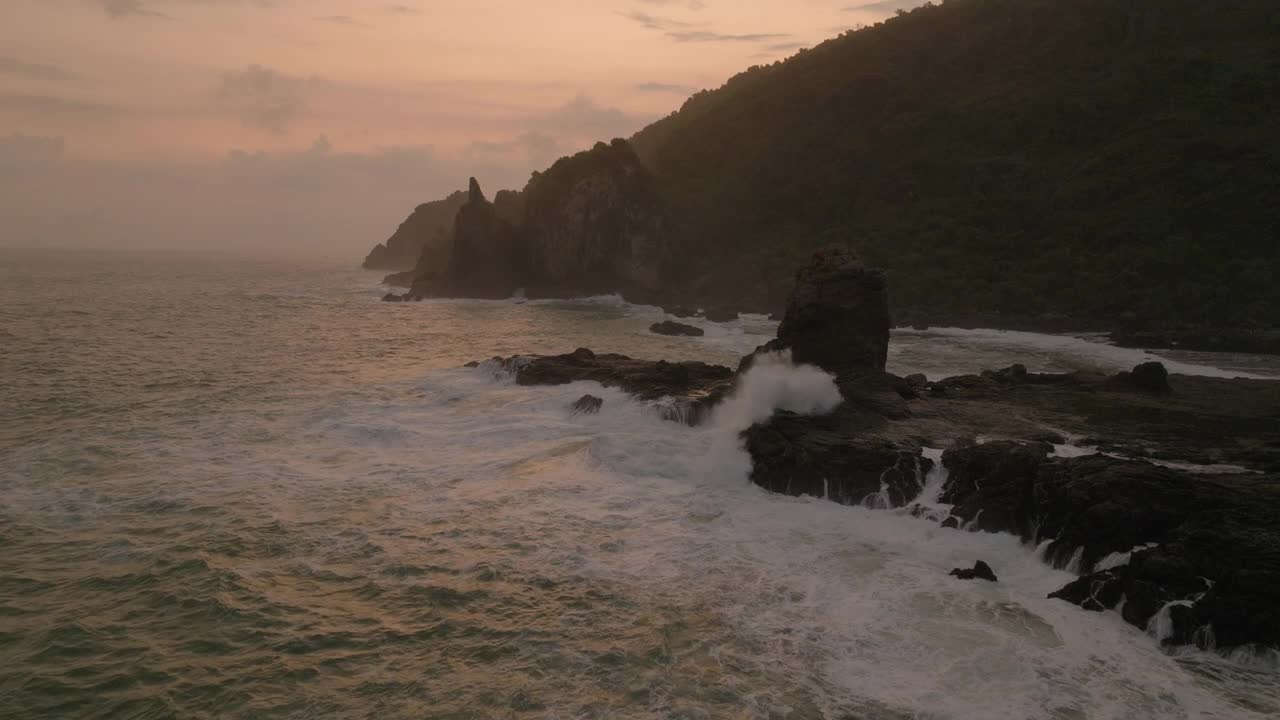 空中上升的自然山脉田园诗般的观点，无人机在日落期间飞越海洋-爪哇，印度尼西亚视频素材