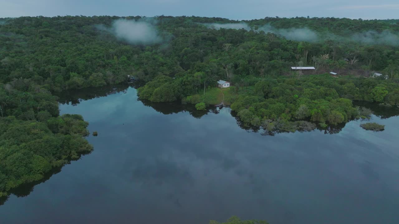 Aerial Shot Of Tranquil WorldÕS Largest Tropical Rainforest, Drone Flying Forward Over River - Manaus, Brazil视频素材