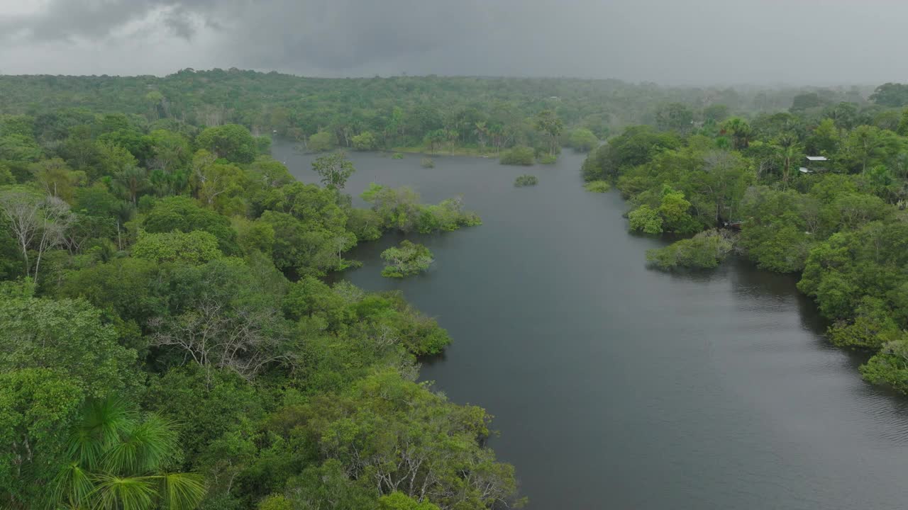 云下的亚马逊雨林航拍美景，下着毛毛雨的无人机在河上向前飞行-巴西玛瑙斯视频素材