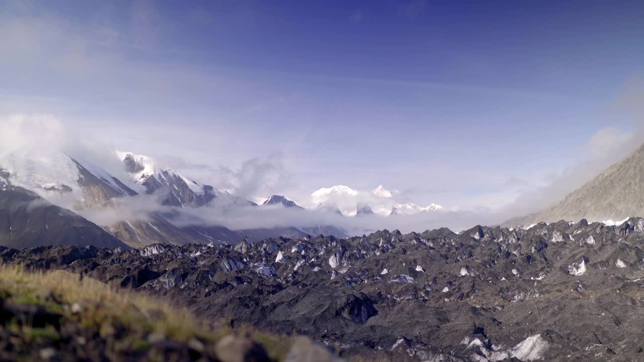 在阳光明媚的日子里，封锁田园诗般的山岭风景-德纳里，阿拉斯加视频素材