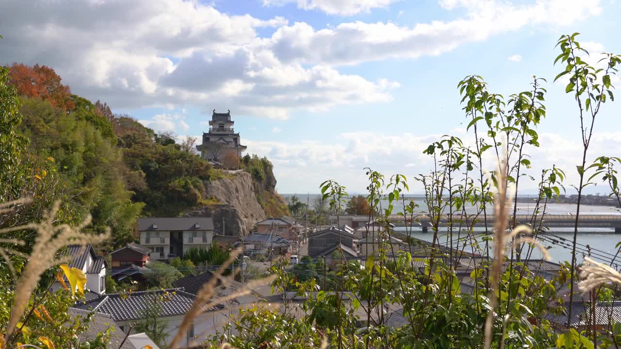 秋日，日本大分，Kitsuki城堡和城市景观视频素材