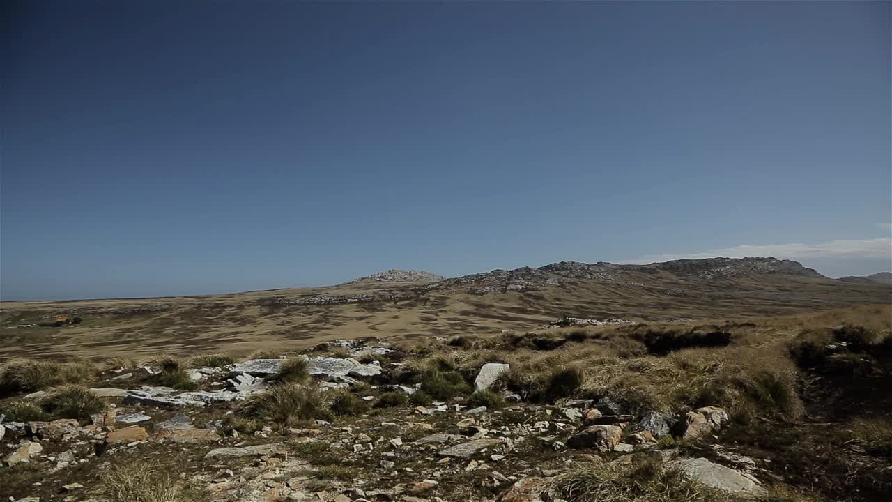 福克兰群岛(马尔维纳斯群岛)首府斯坦利港附近的朗登山全景。背景中可以看到两姐妹山。视频素材