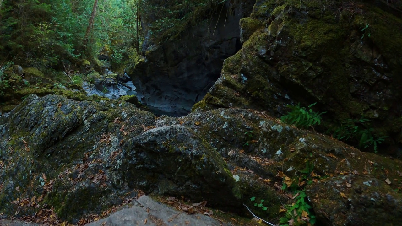 加拿大自然景观的洞穴与河流。冒险旅行。视频素材