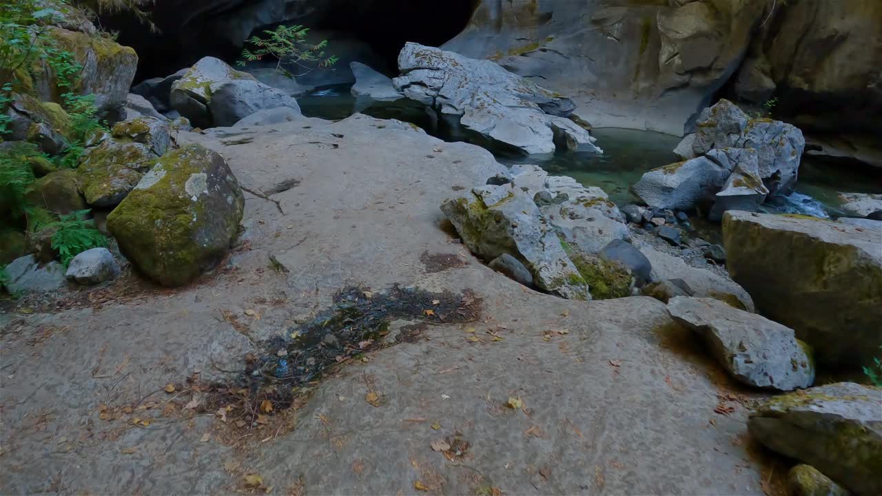 加拿大自然景观的洞穴与河流。冒险旅行。视频素材