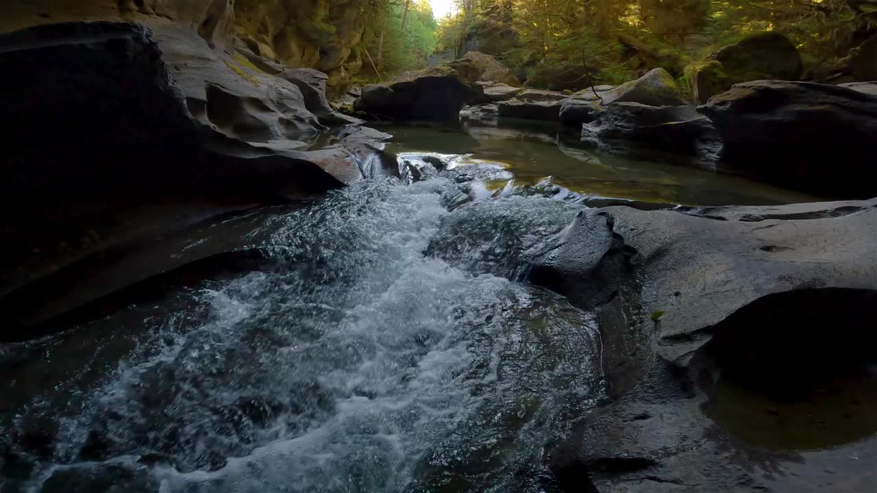 加拿大自然景观内的洞穴与河流。冒险旅行。视频素材