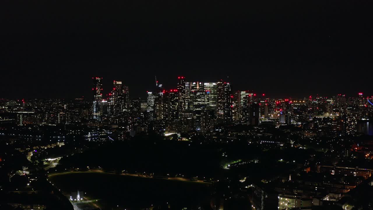 现代伦敦都市夜景，鸟瞰图视频素材