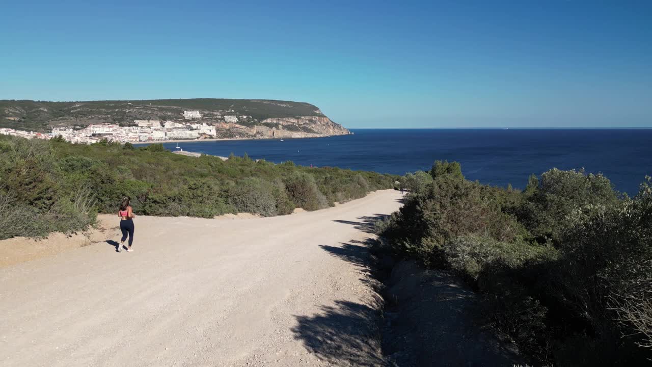 Top view of athlete running in Arrábida Natural Park视频素材