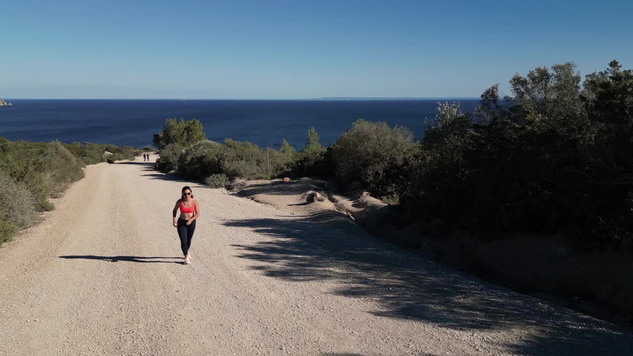 Top view of athlete running in Arrábida Natural Park视频素材