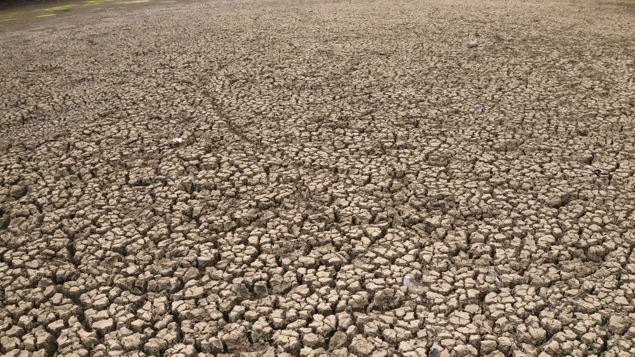 土壤开裂，气候变化对自然和水资源的影响，空中视频素材