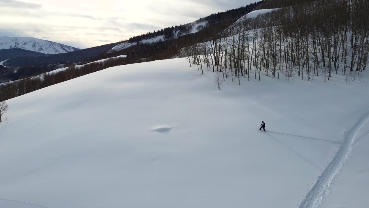 单人高级冒险雪鞋行走视频素材