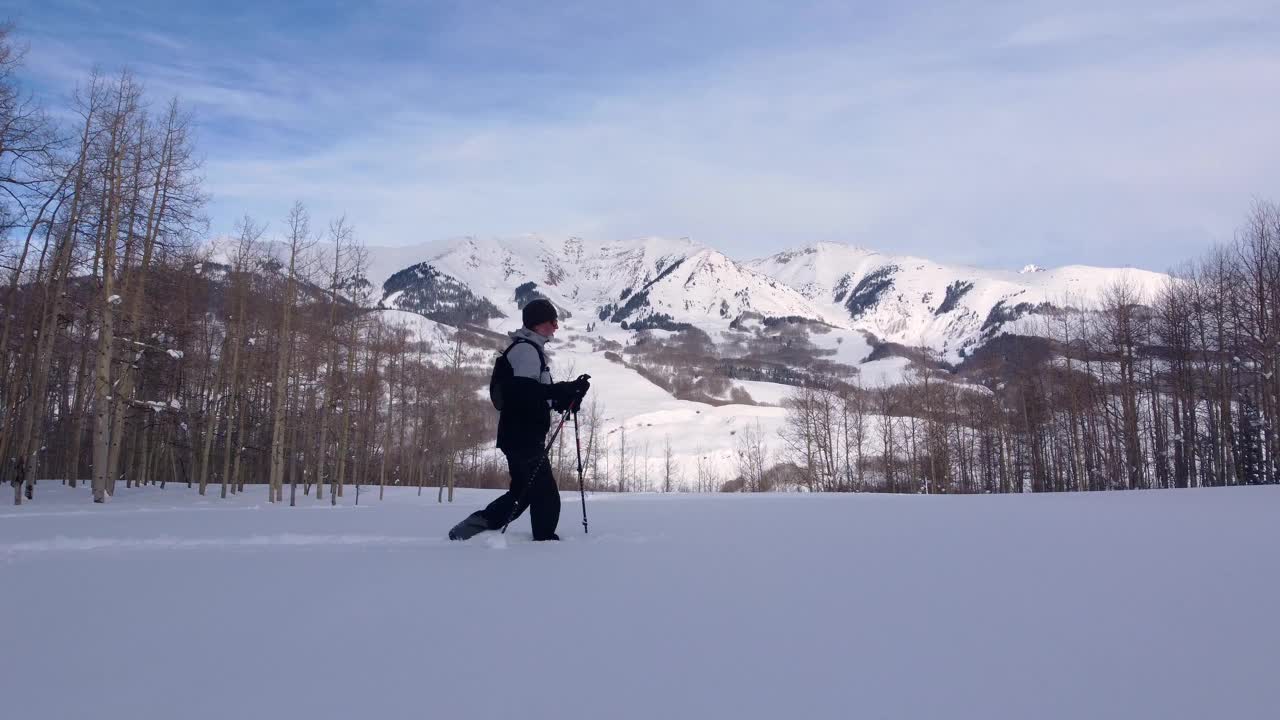 单人高级冒险雪鞋行走视频素材