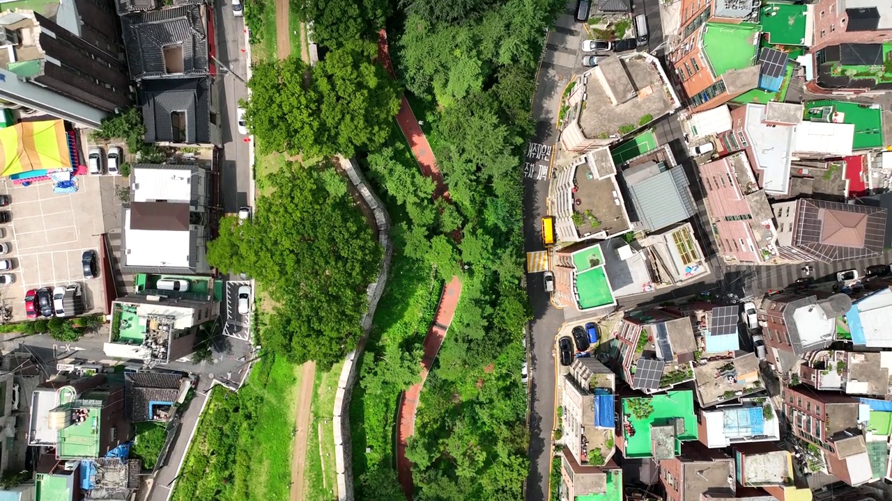 韩国首尔钟路区市中心洛山公园附近的道路风景视频素材