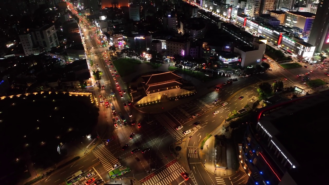 韩国首尔钟路区，夜间闹市区兴之门附近的道路风景视频素材