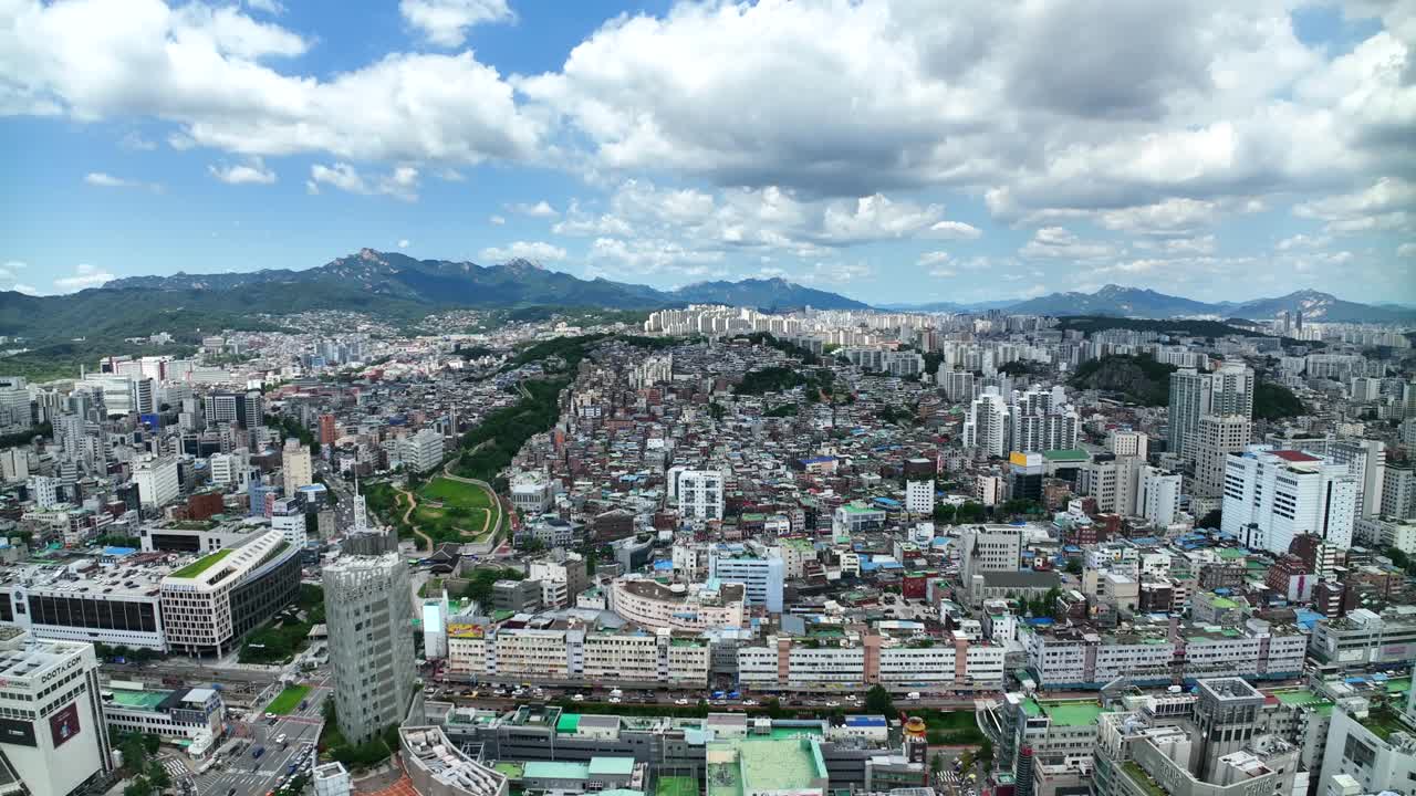 韩国首尔钟路区市中心洛山公园附近的道路风景视频素材