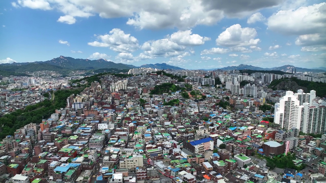 韩国首尔钟路区市中心洛山公园附近的道路风景视频素材