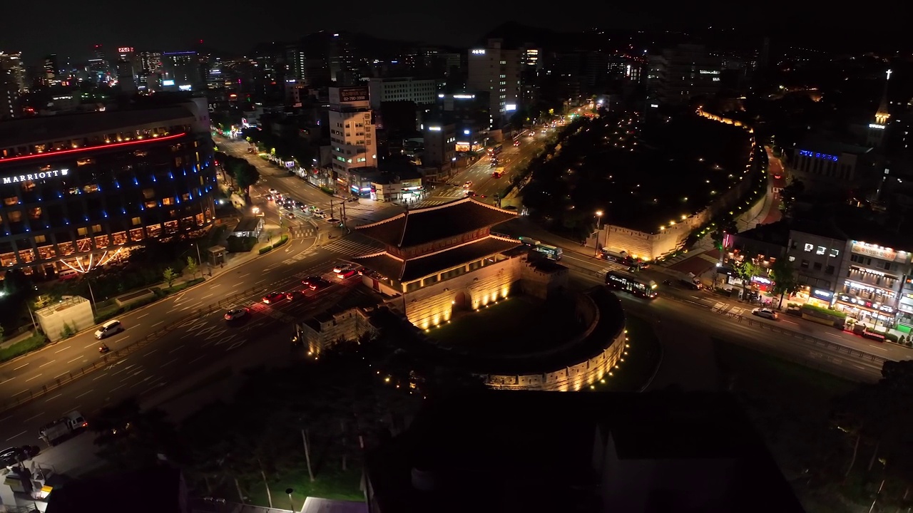 韩国首尔钟路区，夜间闹市区兴之门附近的道路风景视频素材