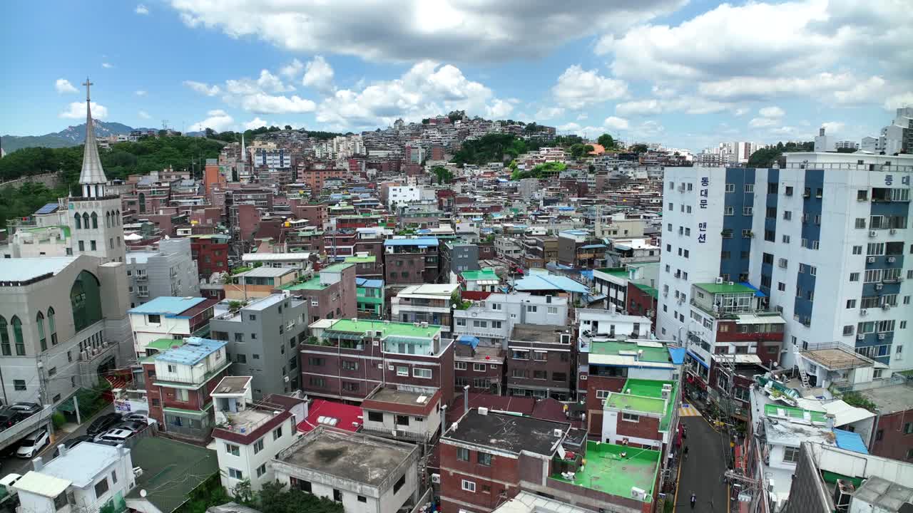 韩国首尔钟路区市中心洛山公园附近的道路风景视频素材