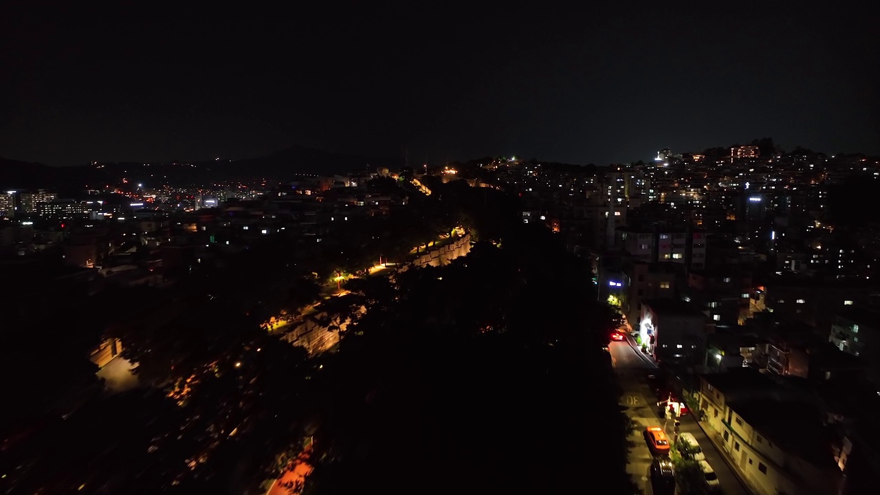 韩国首尔钟路区，夜间市中心洛山公园附近的道路风景视频素材