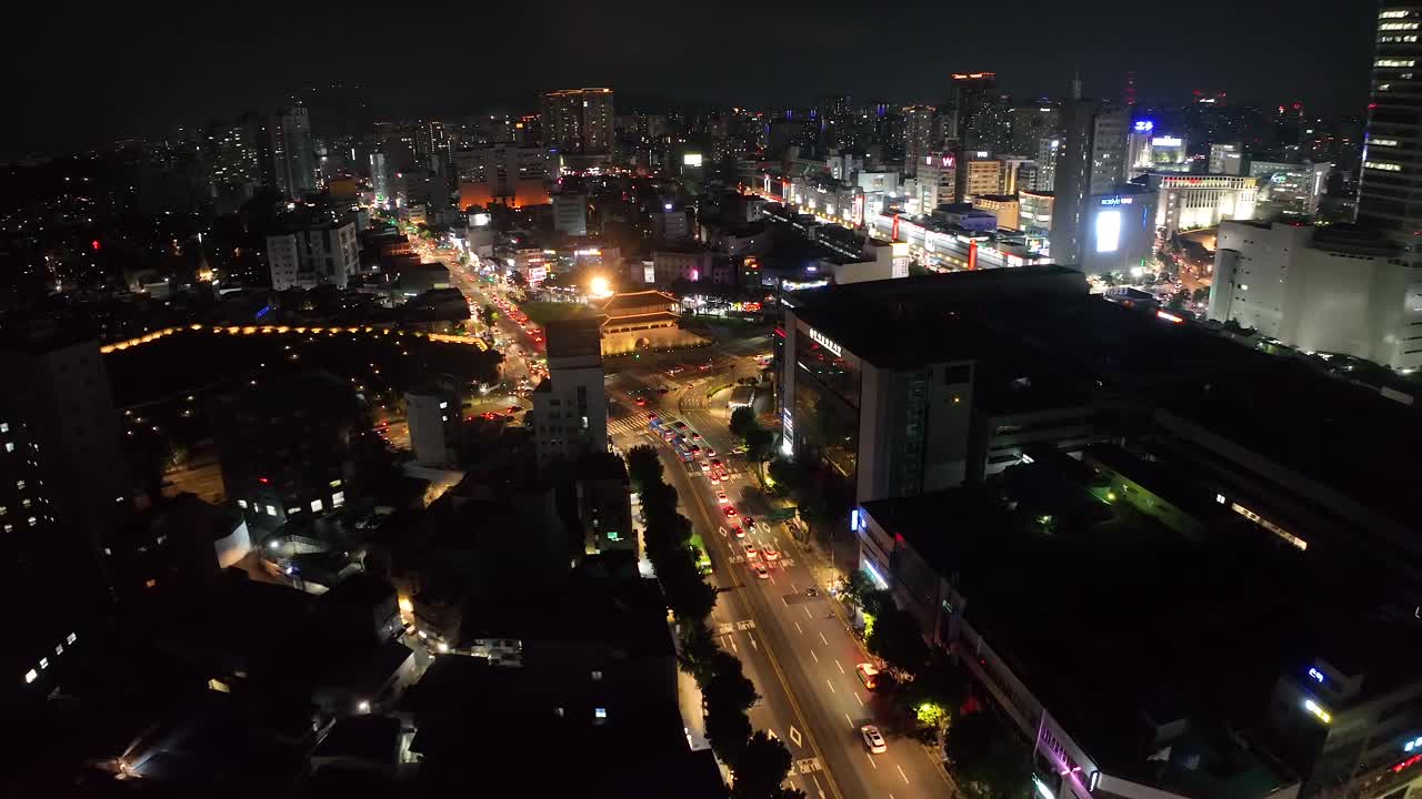 韩国首尔钟路区，夜间闹市区兴之门附近的道路风景视频素材