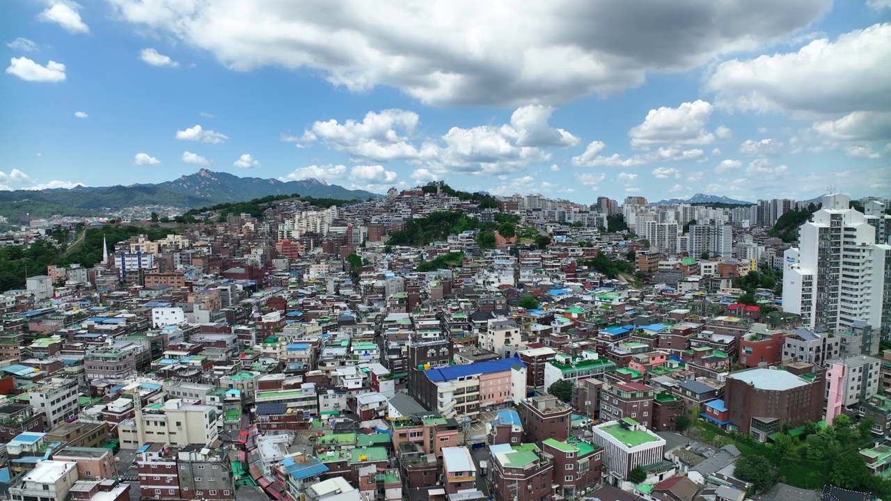 韩国首尔钟路区市中心洛山公园附近的道路风景视频素材