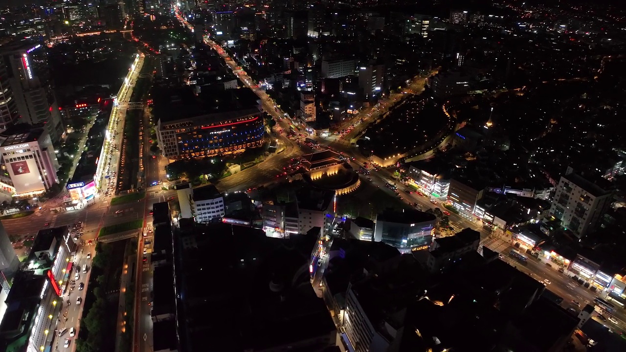 韩国首尔钟路区，夜间闹市区兴之门附近的道路风景视频素材