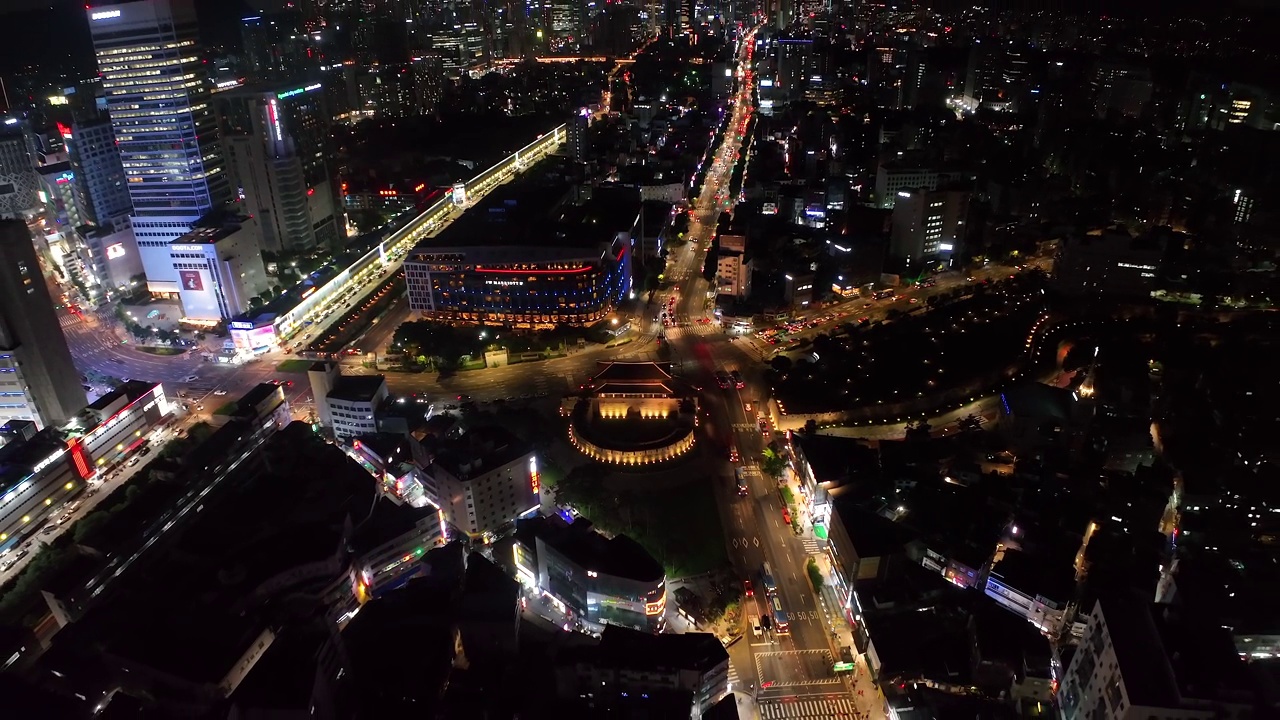 韩国首尔钟路区，夜间闹市区兴之门附近的道路风景视频素材