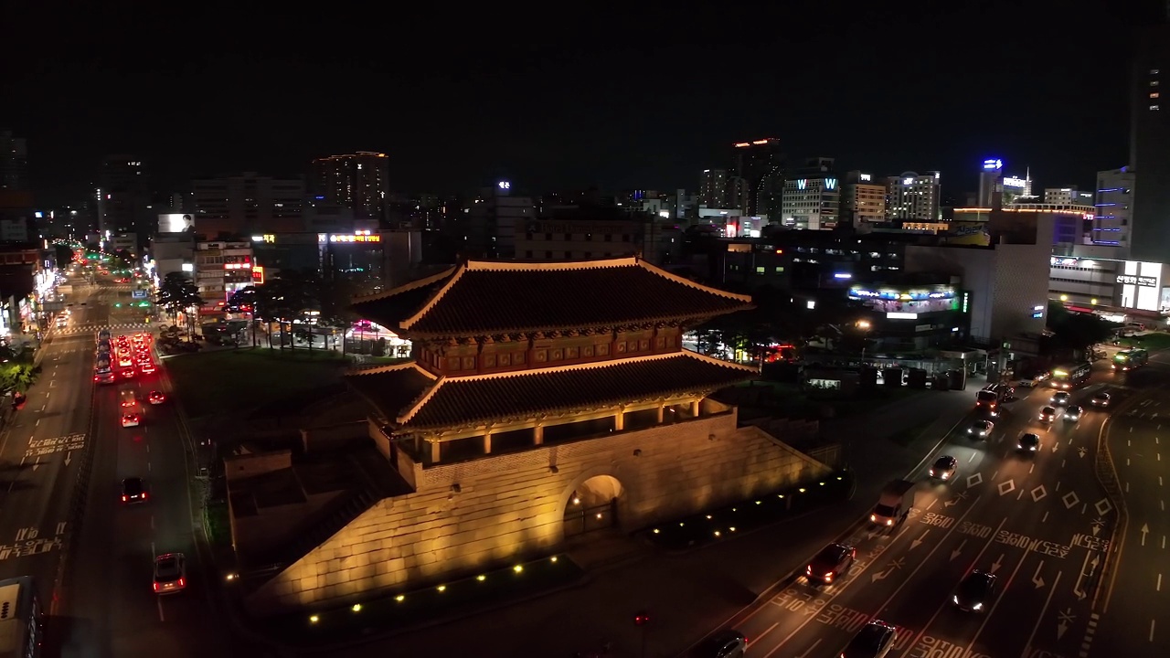 韩国首尔钟路区，夜间闹市区兴之门附近的道路风景视频素材