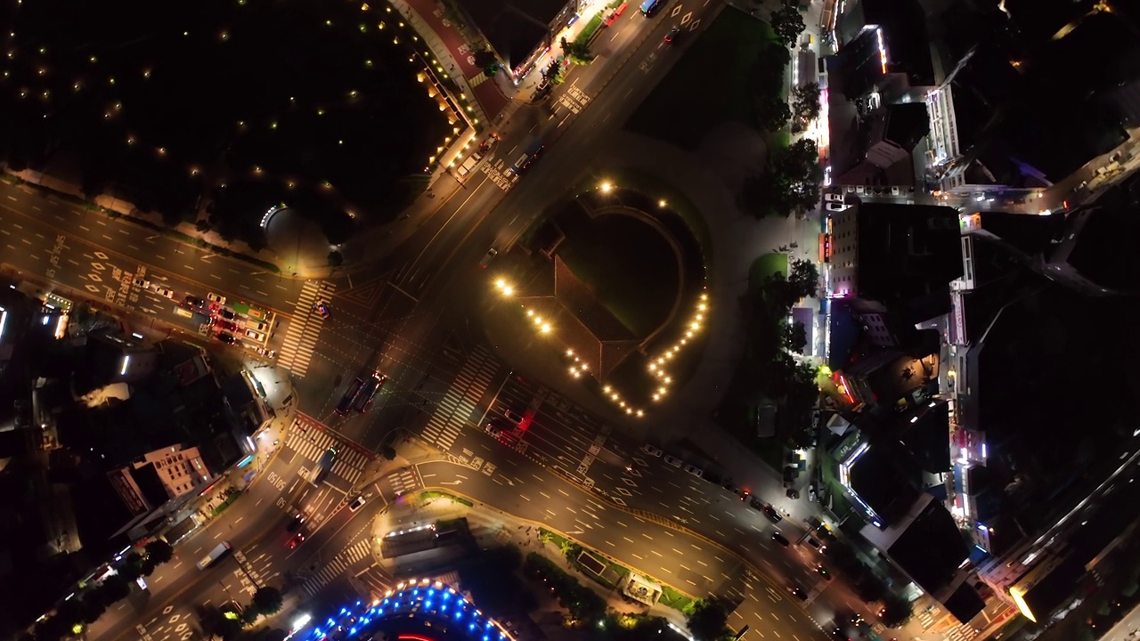 韩国首尔钟路区，夜间闹市区兴之门附近的道路风景视频素材