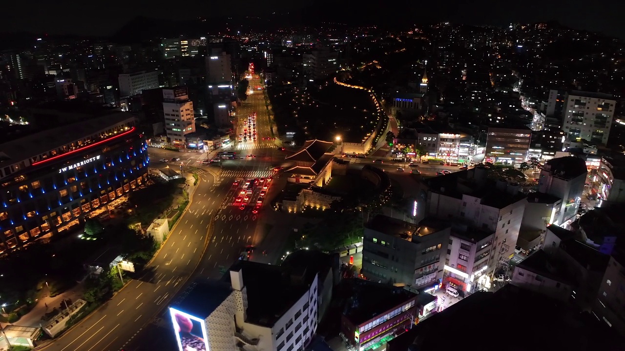 韩国首尔钟路区，夜间闹市区兴之门附近的道路风景视频素材