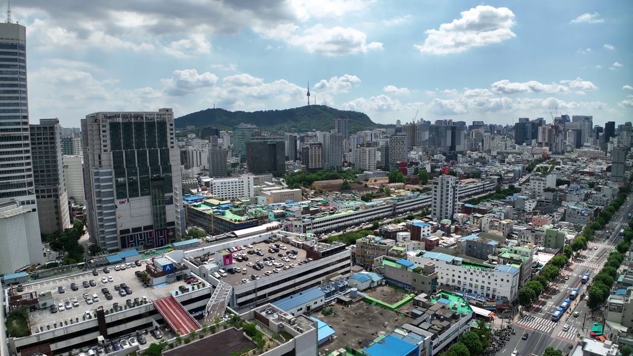 韩国首尔钟路区南山塔附近的道路风景视频素材