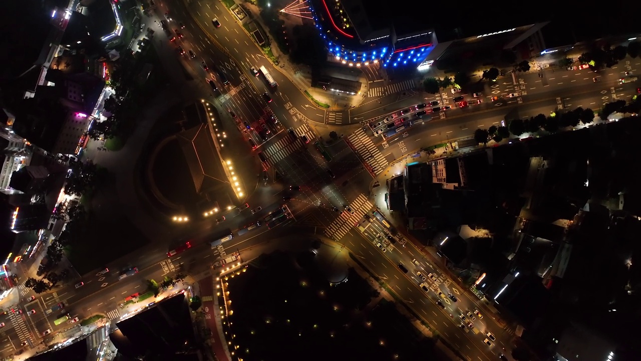 韩国首尔钟路区，夜间闹市区兴之门附近的道路风景视频素材