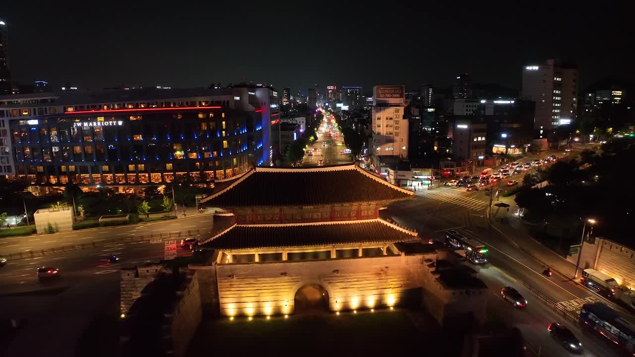 韩国首尔钟路区，夜间闹市区兴之门附近的道路风景视频素材