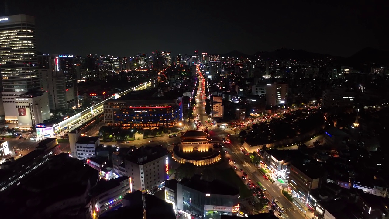 韩国首尔钟路区，夜间闹市区兴之门附近的道路风景视频素材