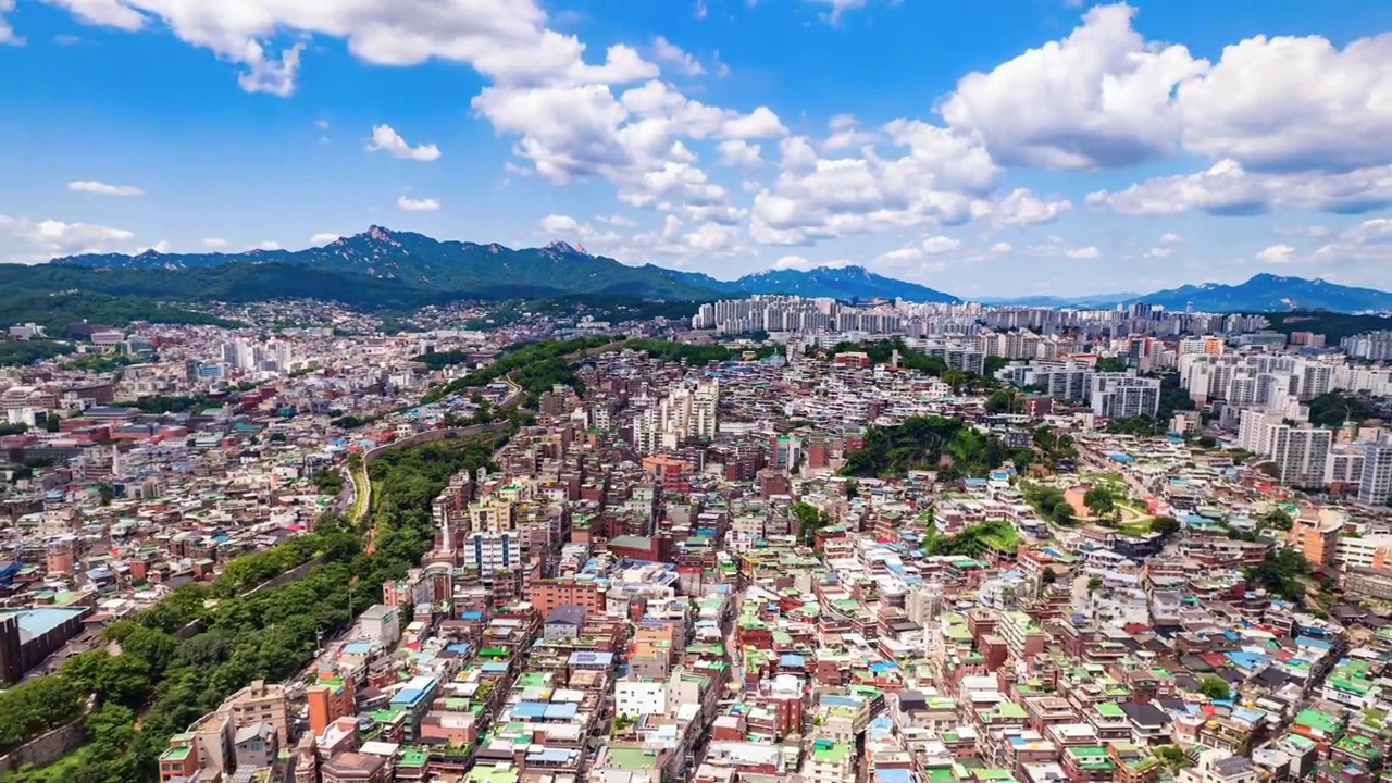 韩国首尔钟路区市中心洛山公园附近的道路风景视频素材