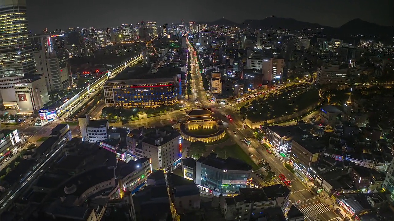 韩国首尔钟路区，夜间闹市区兴之门附近的道路风景视频素材