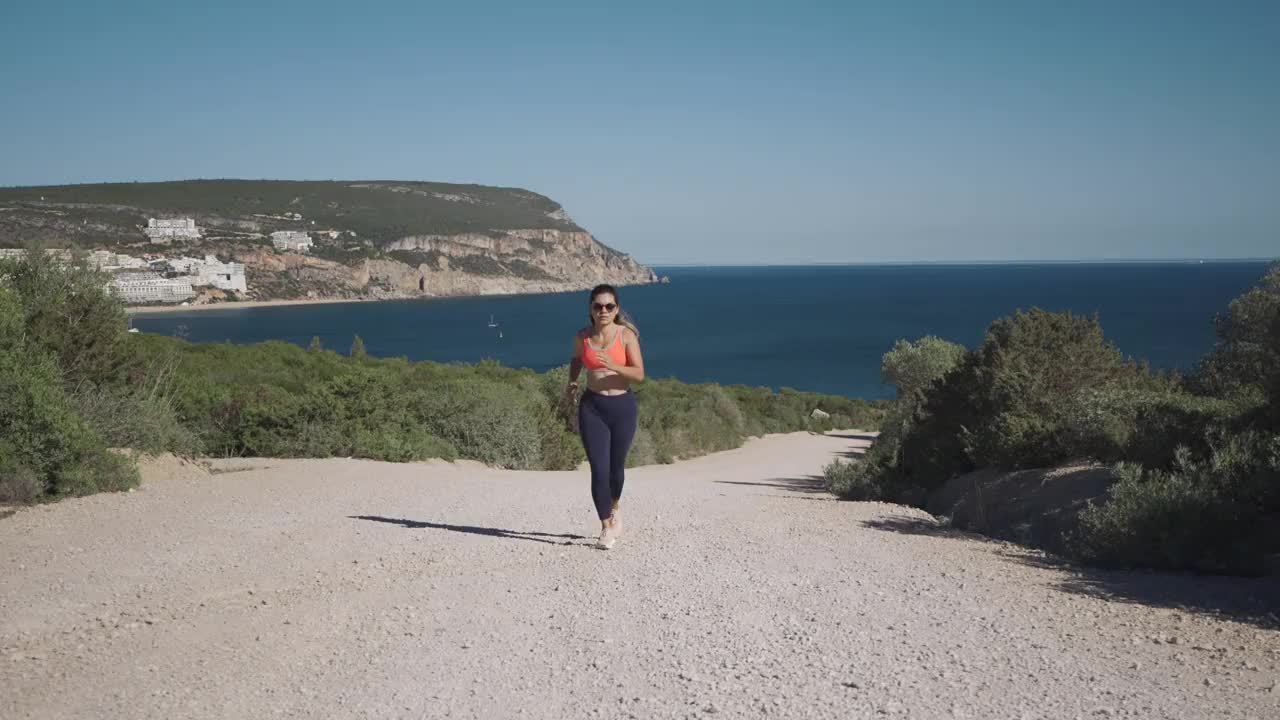 Top view of athlete running in Arrábida Natural Park视频素材