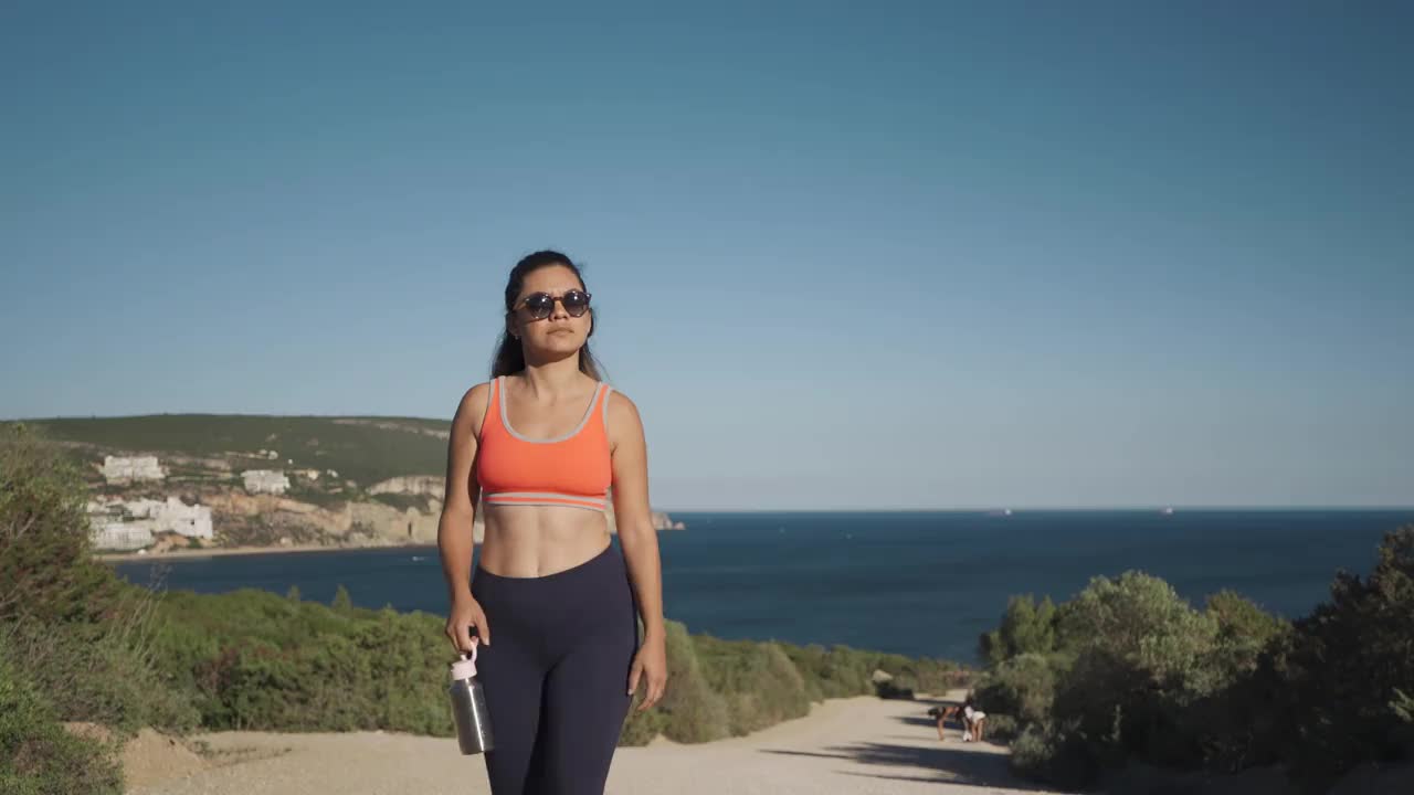 Top view of athlete running in Arrábida Natural Park视频素材